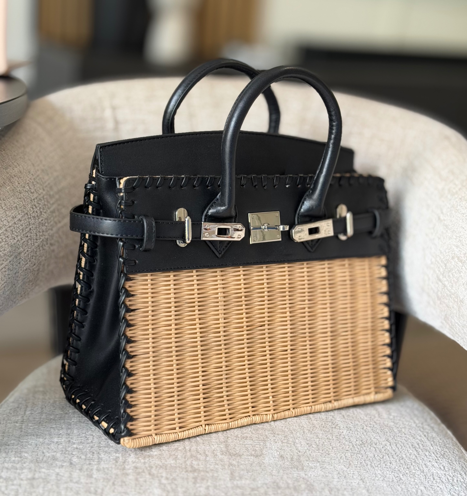 BKn panier pique-nique d'Assinie — osier naturel et cuir noir, vue de trois quarts