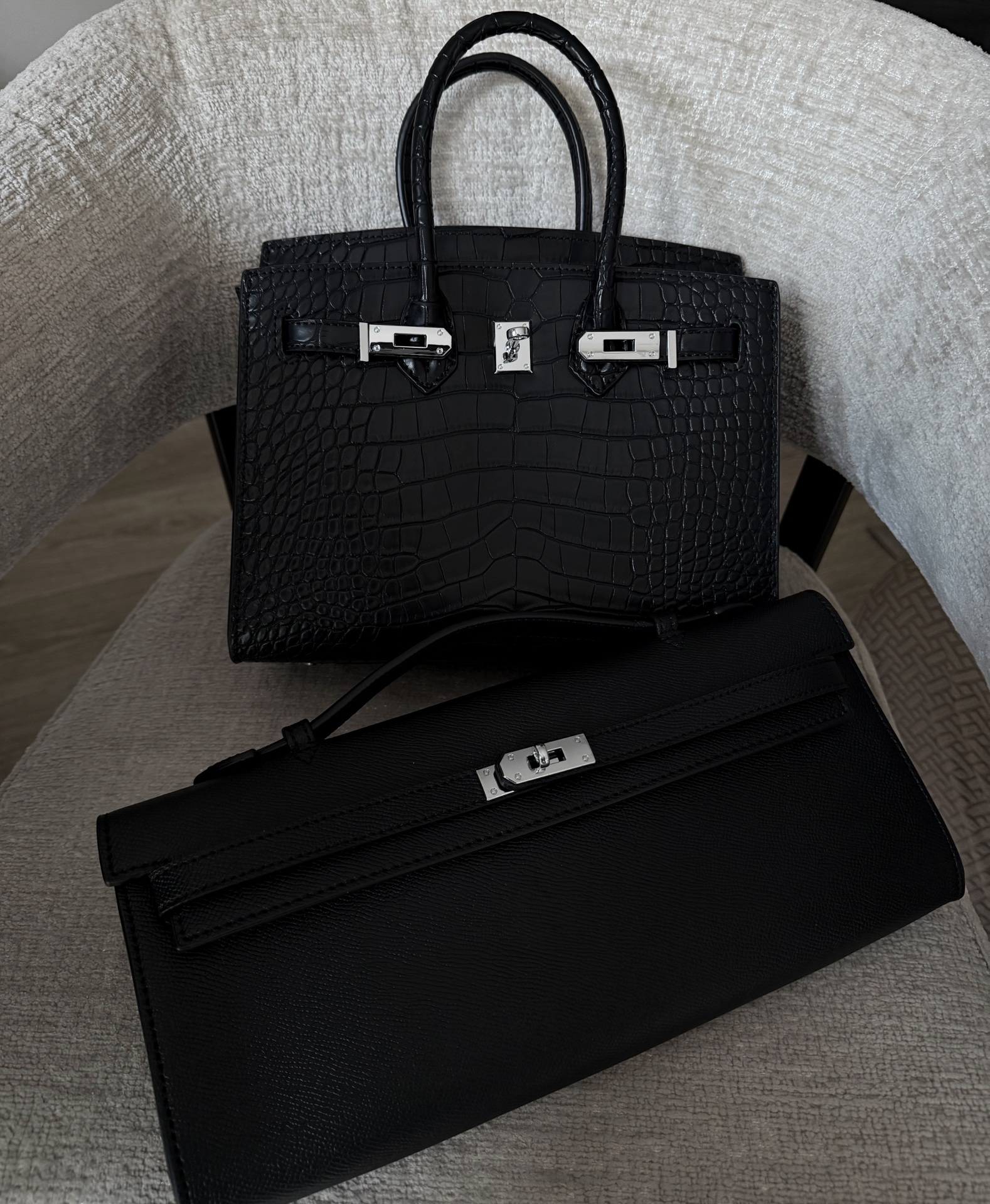 BKn croco 25/30 Noir présenté avec la pochette coupée en cuir lisse