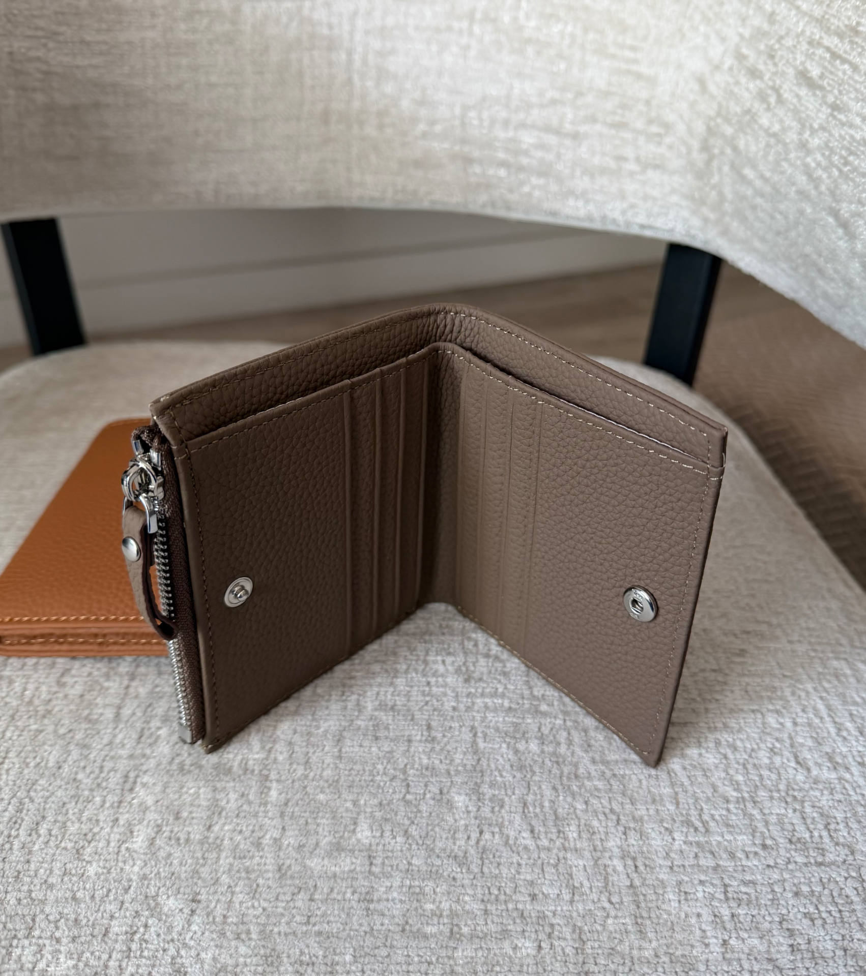 Porte-monnaie LP Taupe ouvert — emplacements cartes et poche zippée