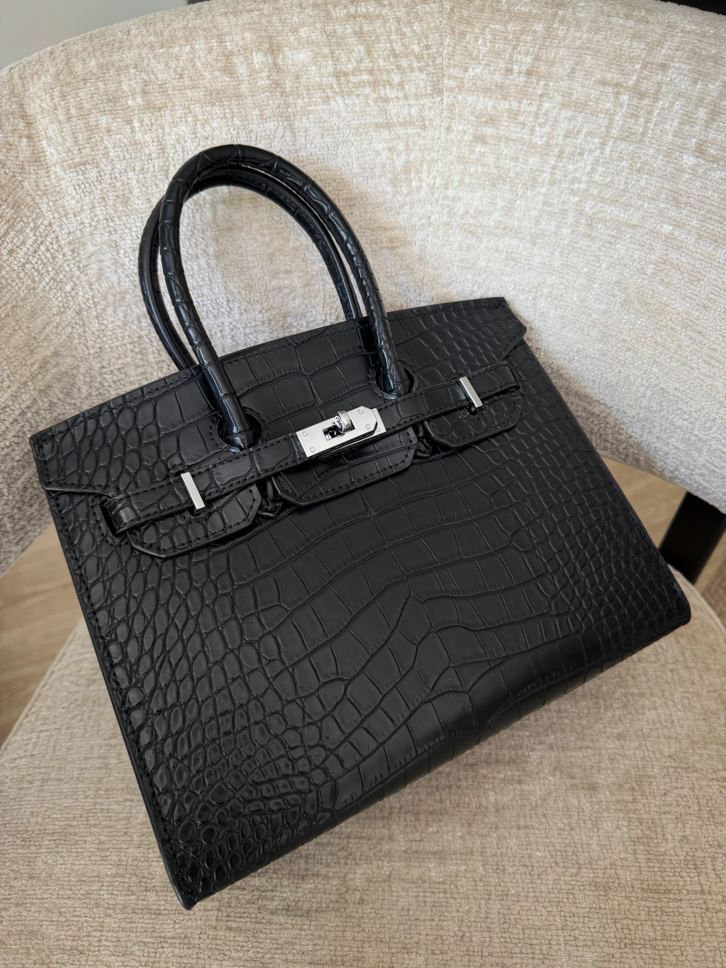 BKn croco 25/30 Noir vue de dessus, rabat fermé