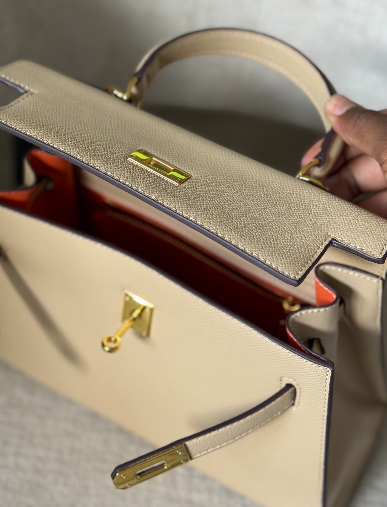 Kly 25 de M'Badon — Beige, rabat ouvert sur intérieur orange