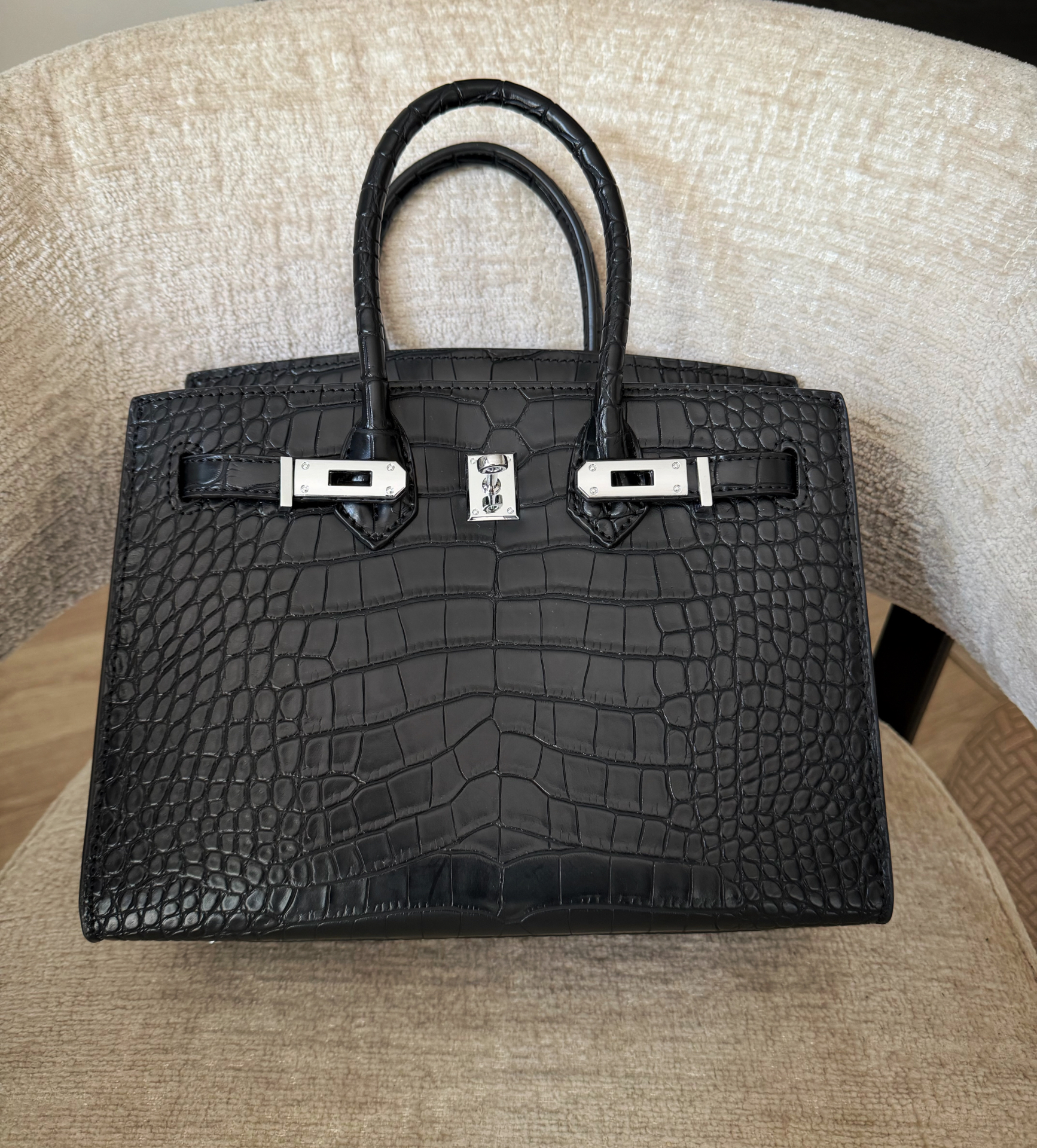 BKn croco 25/30 Noir vue de face, ferrure argentée