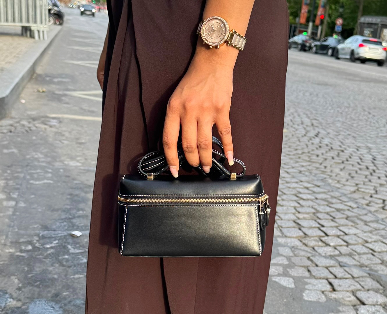 LP pochette coupée 20 Noir portée à la main, robe chocolat